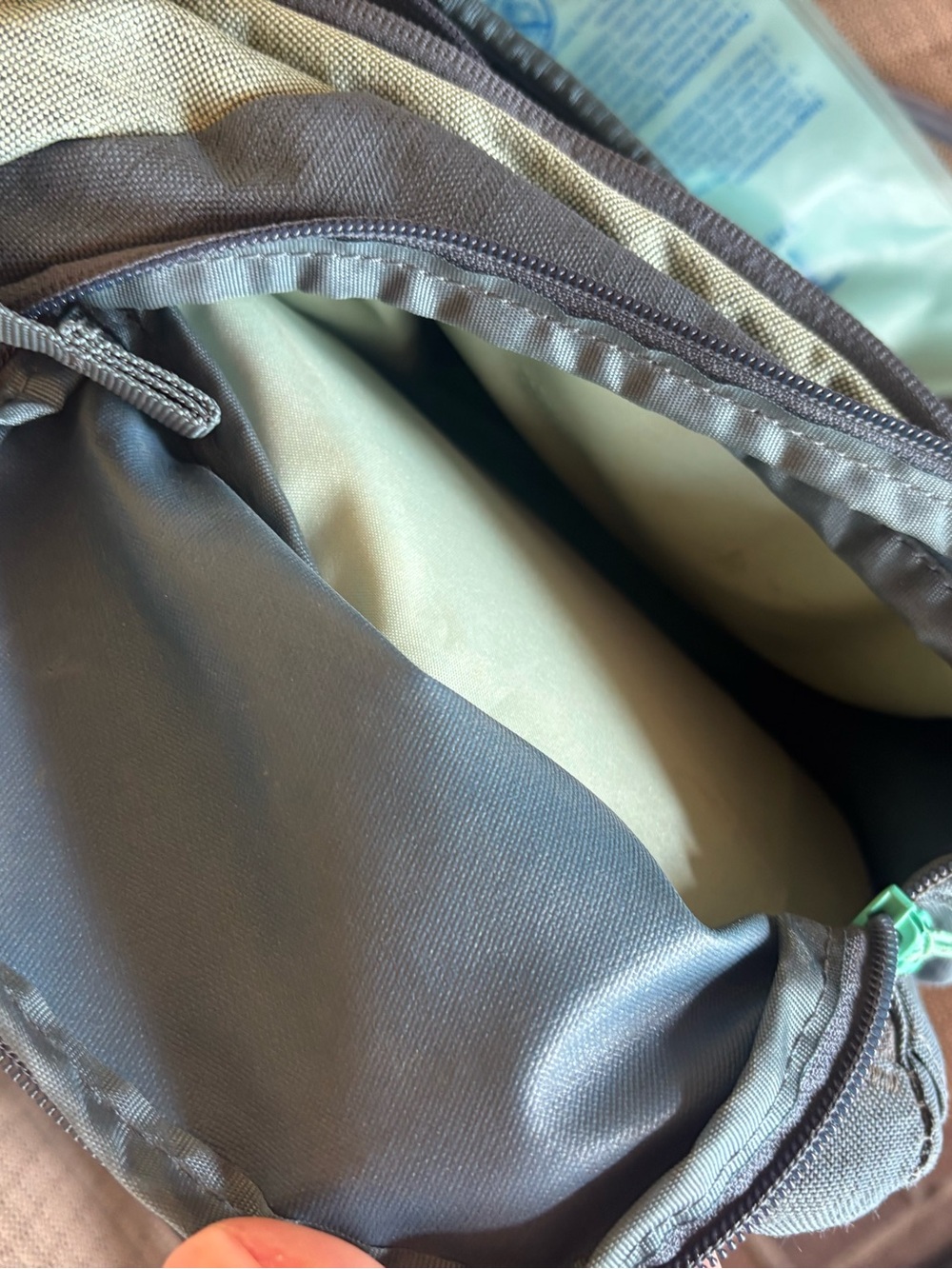 Dakine Women’s Green Canvas Backpack with Teal Accents 14 liter - Picture 4 of 15